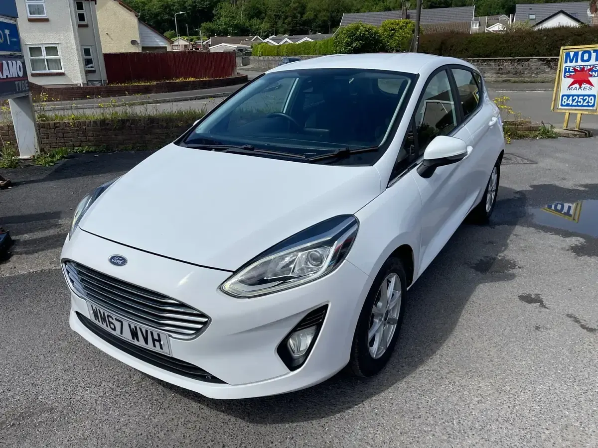 Used Ford Fiesta Zetec 100 HP (73 kW) 2018 White Hatchback