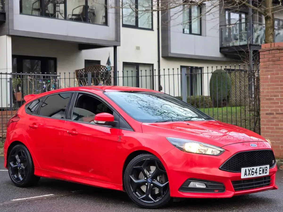Used Ford Focus ST 185 HP (136 kW) 2015 Red Hatchback