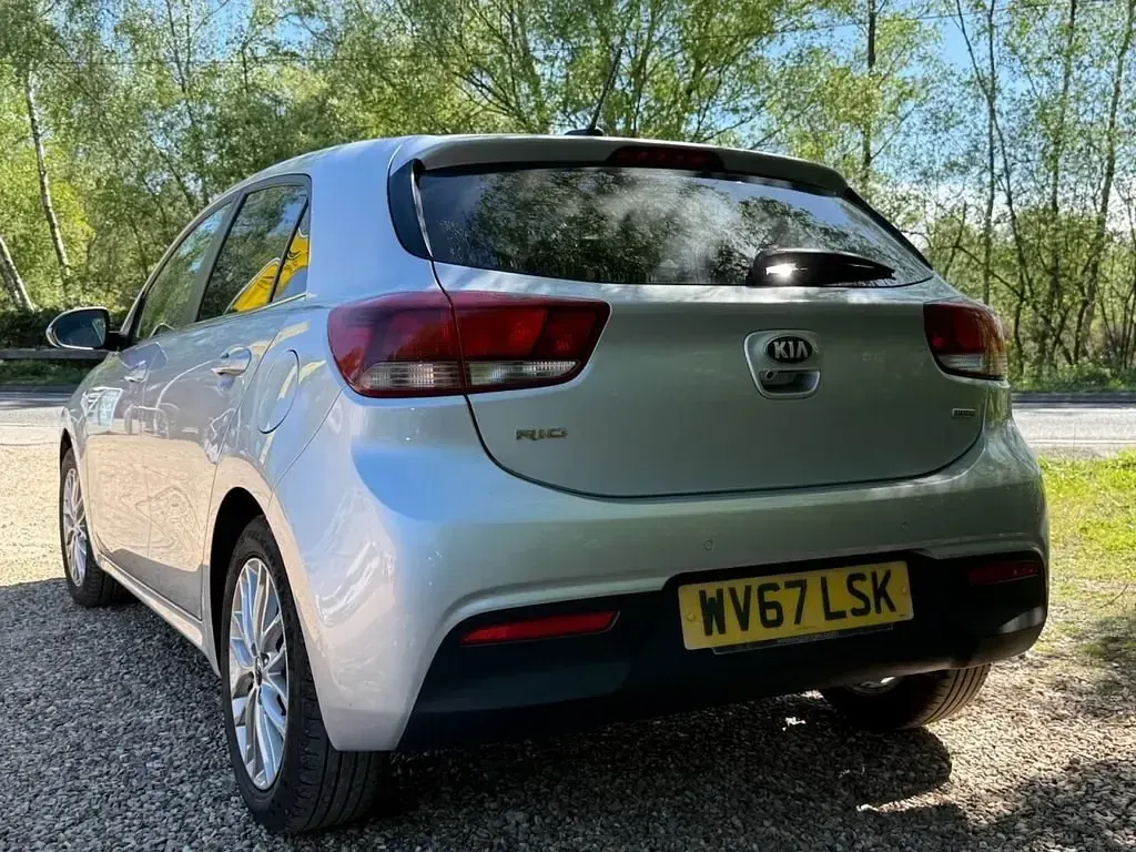 Usado Kia Rio 89 HP (65 kW) 2017 Prateado Citadino
