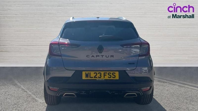 Begagnad Renault Captur Engineered 142 HK (104 kW) 2023 Grå SUV