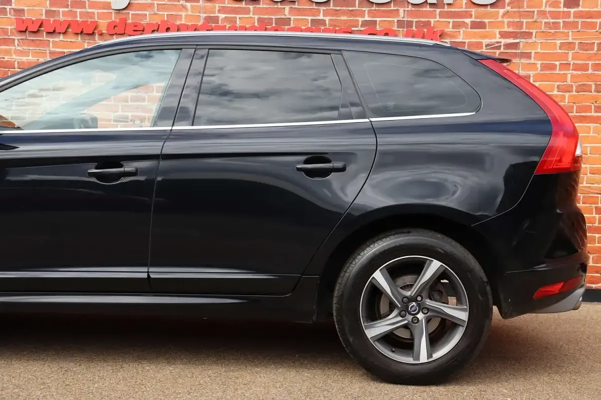 Used Volvo XC60 R-Design 215 HP (158 kW) 2015 Black SUV