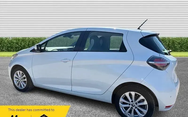 Used Renault Zoe Iconic 100 kW (136 HP) 2021 White Hatchback