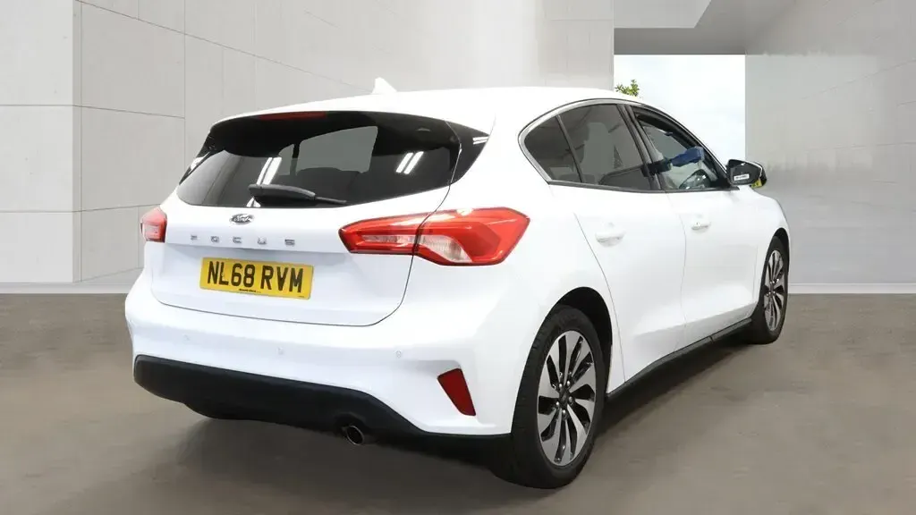 Used Ford Focus Zetec 125 HP (91 kW) 2018 White Hatchback