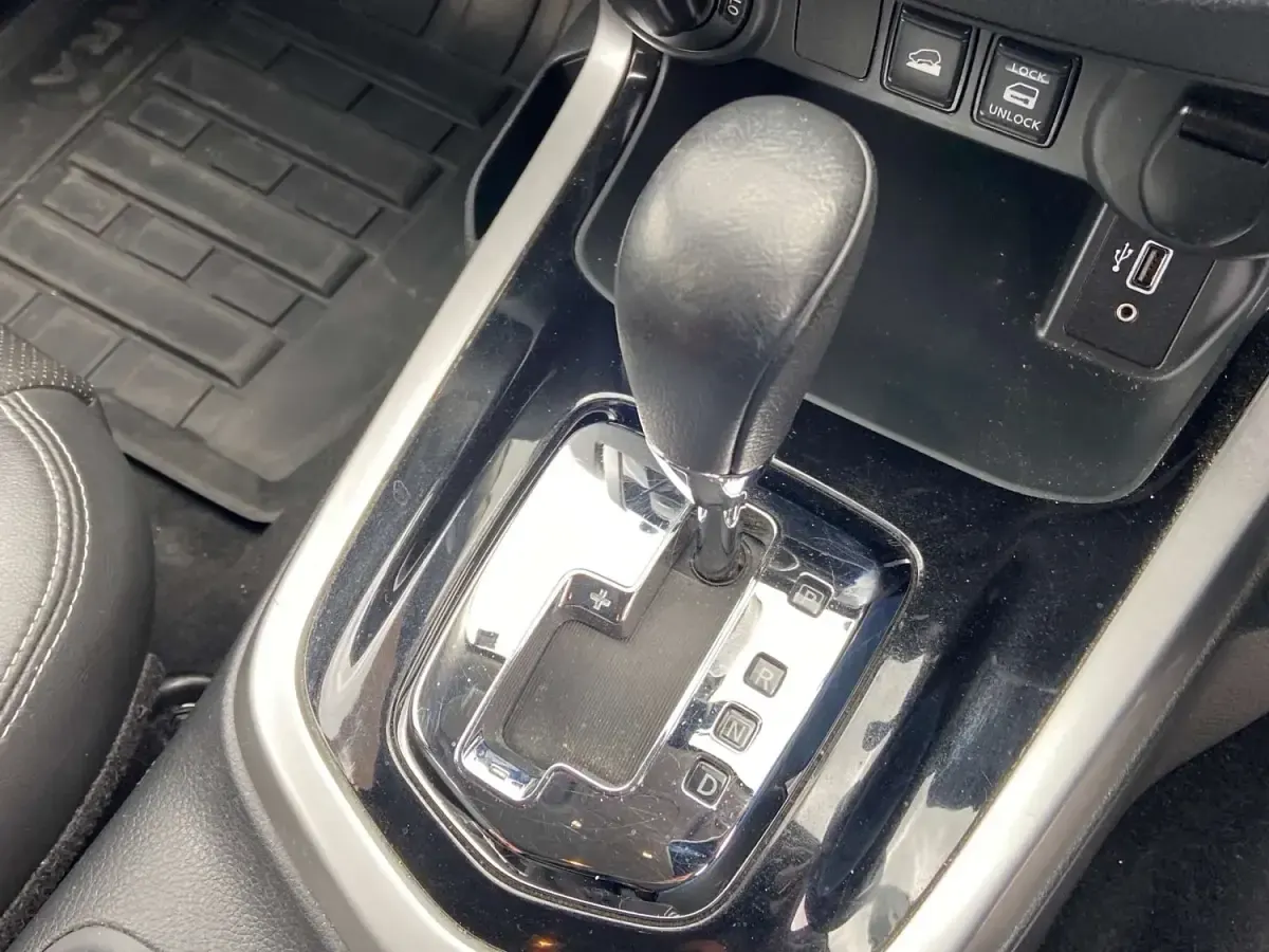 Używany Nissan Navara Tekna 190 KM (139 kW) 2021 Czarny Pickup