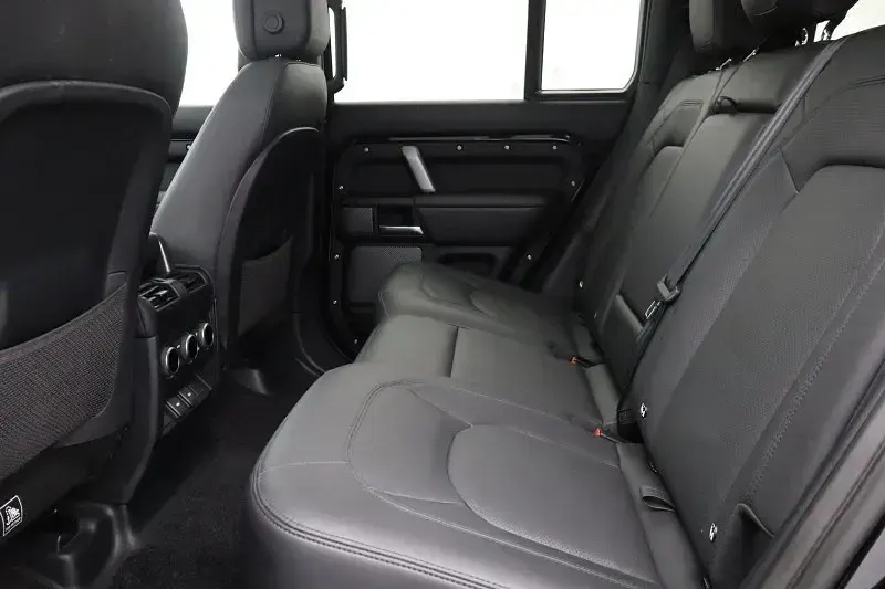 Usado Land Rover Defender 525 HP (386 kW) 2023 Preto SUV