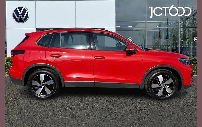 Second-hand VW Tiguan Edition 150 CP (110 kW) 2024 Roșu SUV