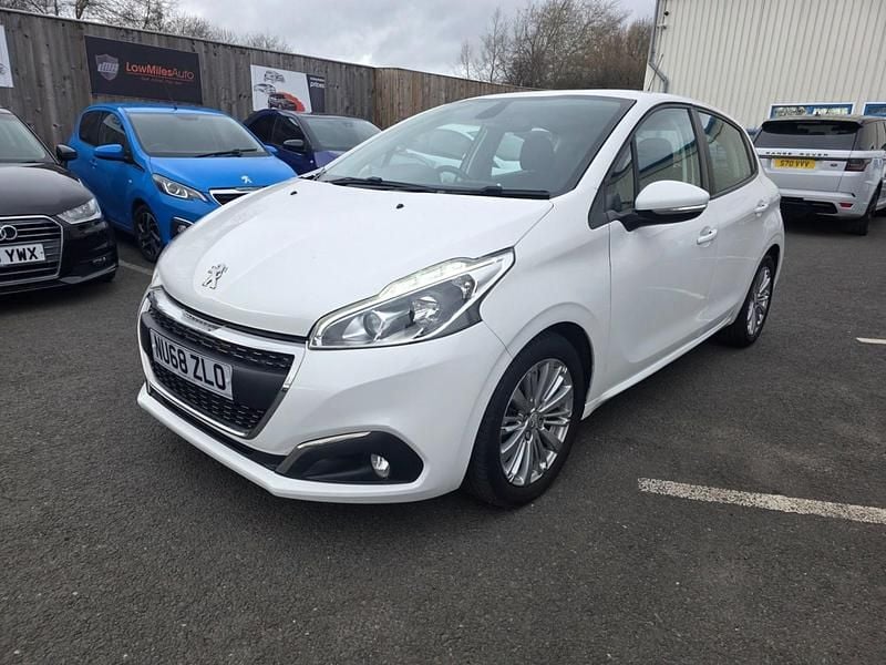 Used Peugeot 208 Signature Sky 2018 White Hatchback