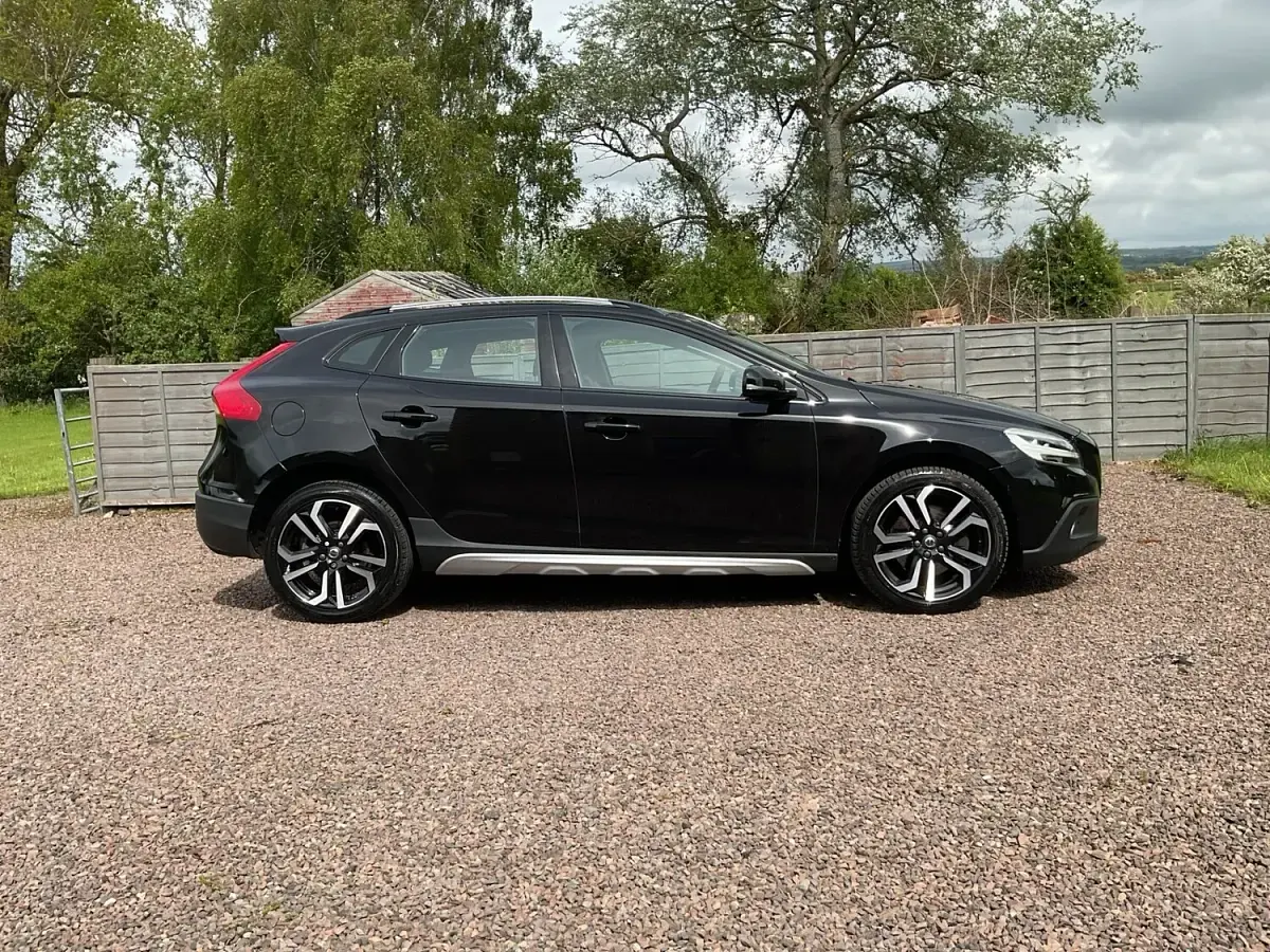 Used Volvo V40 152 HP (111 kW) 2019 Black Hatchback