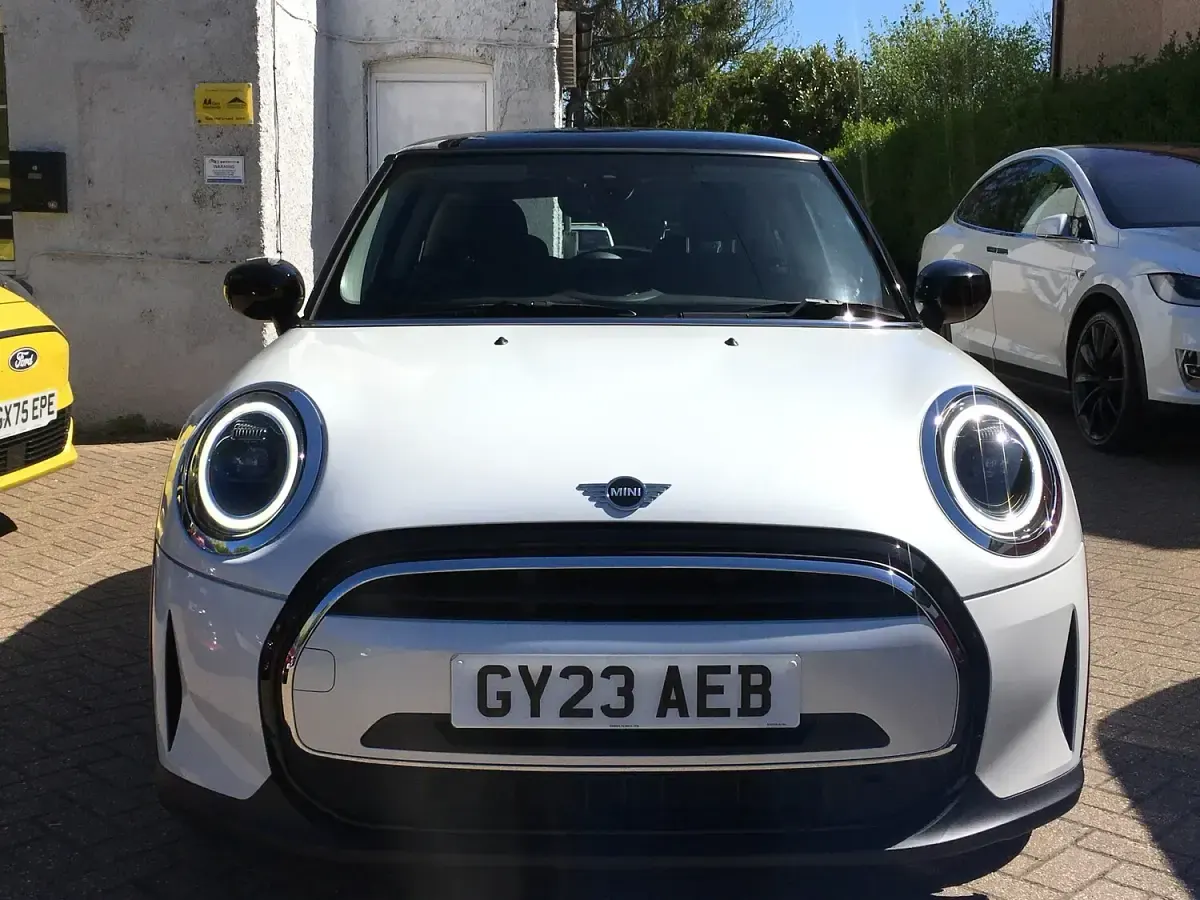 Used Mini Cooper Classic 136 HP (100 kW) 2023 White Hatchback