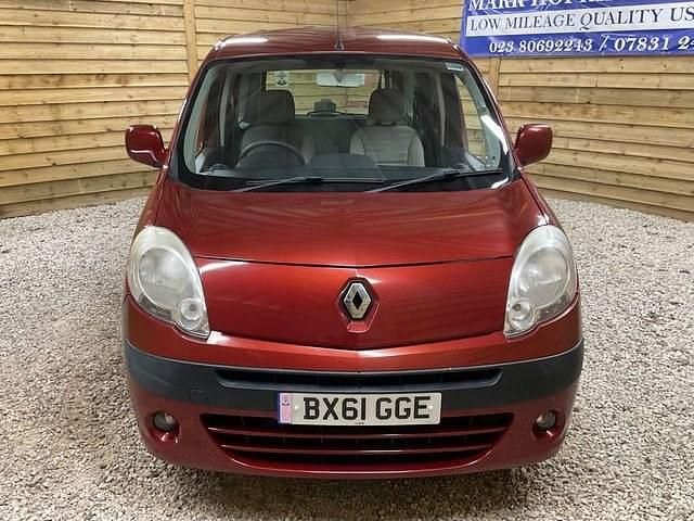 Usado Renault Kangoo Expression 105 HP (77 kW) 2011 Vermelho Monovolume