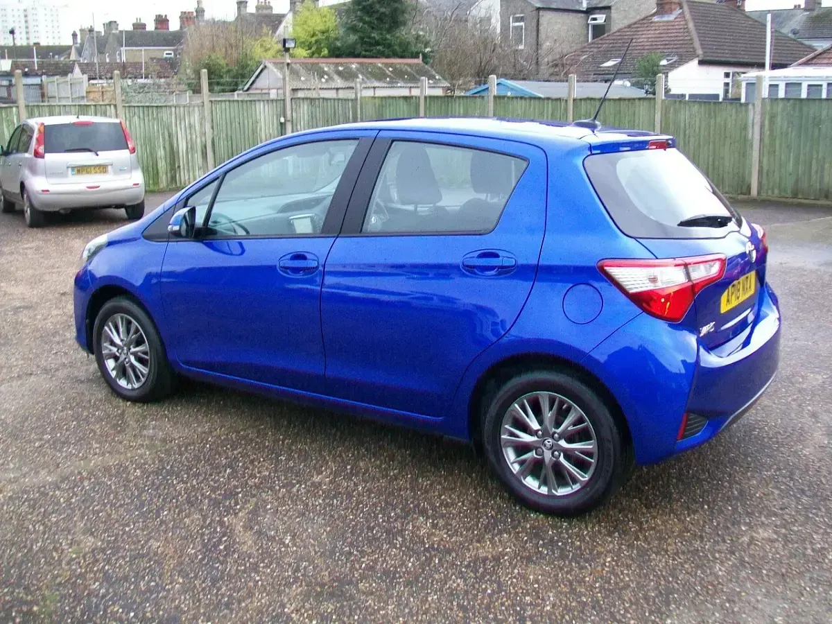 Used Toyota Yaris 111 HP (81 kW) 2018 Blue Hatchback