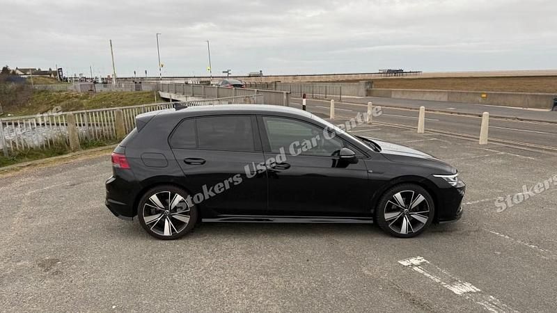 Begagnad VW Golf VIII R-line 2022 Svart Halvkombi