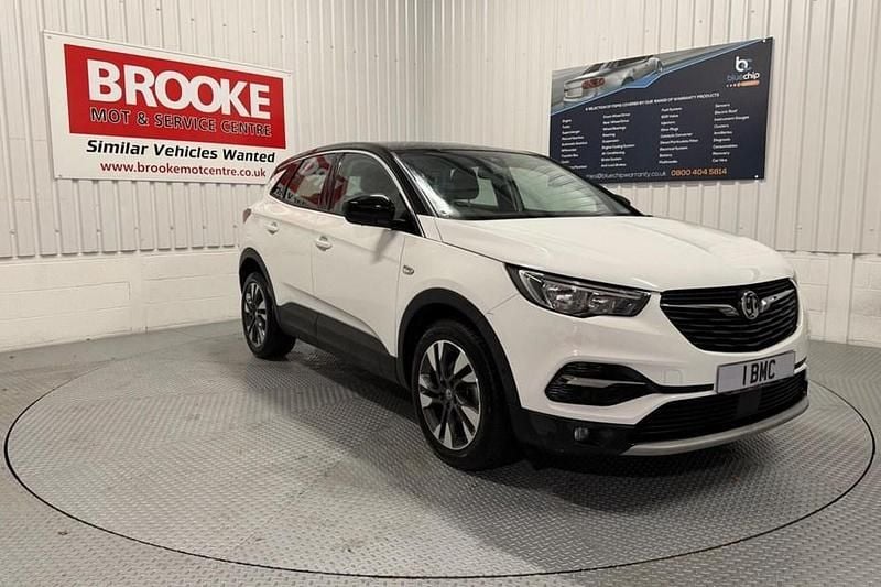 Used Vauxhall Grandland X Sport 130 HP (95 kW) 2019 White SUV