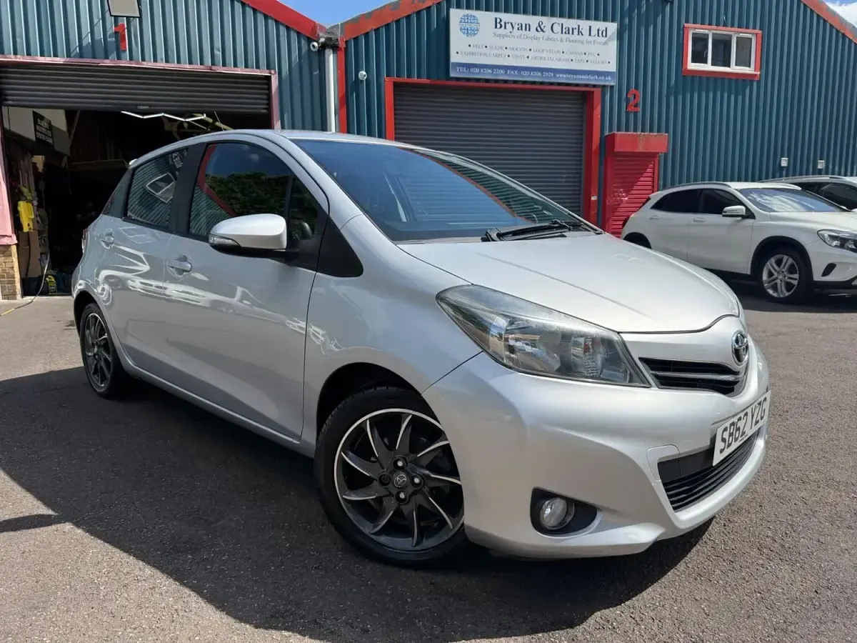 Used Toyota Yaris Multidrive S 99 HP (72 kW) 2012 Silver Hatchback