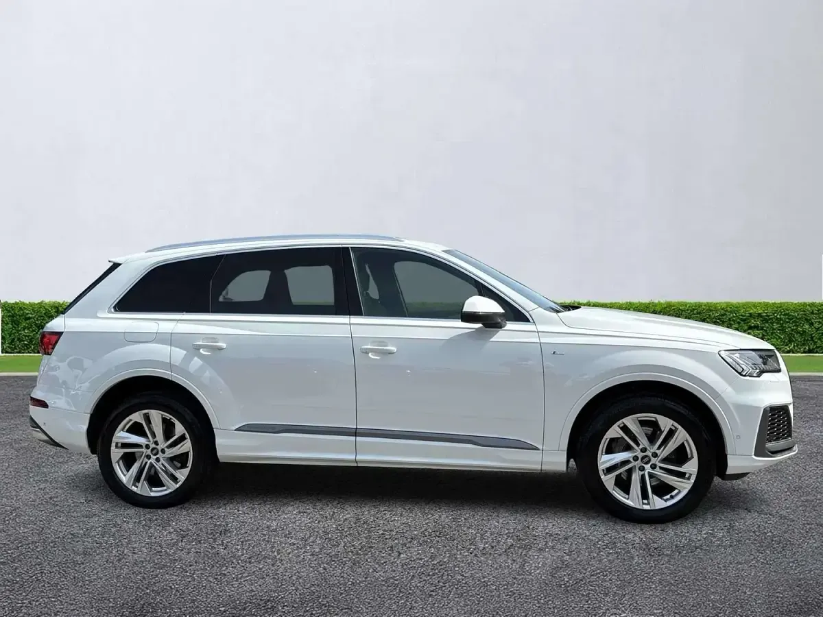 Used Audi Q7 S-Line 340 HP (250 kW) 2023 White SUV