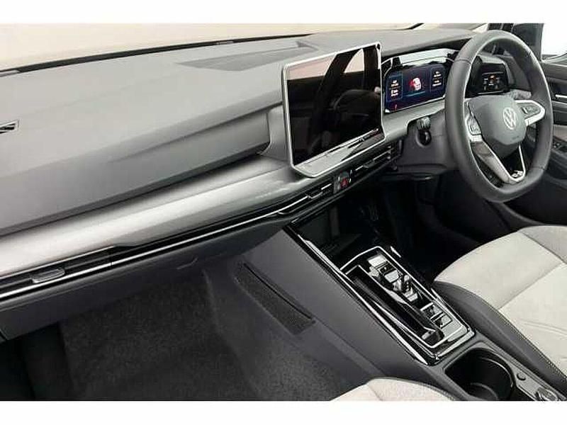 Nouă VW Golf VIII 204 CP (150 kW) 2025