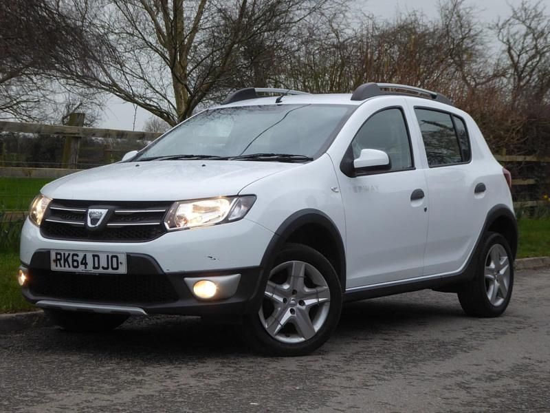 Used Dacia Sandero Lauréate 2014 White Hatchback