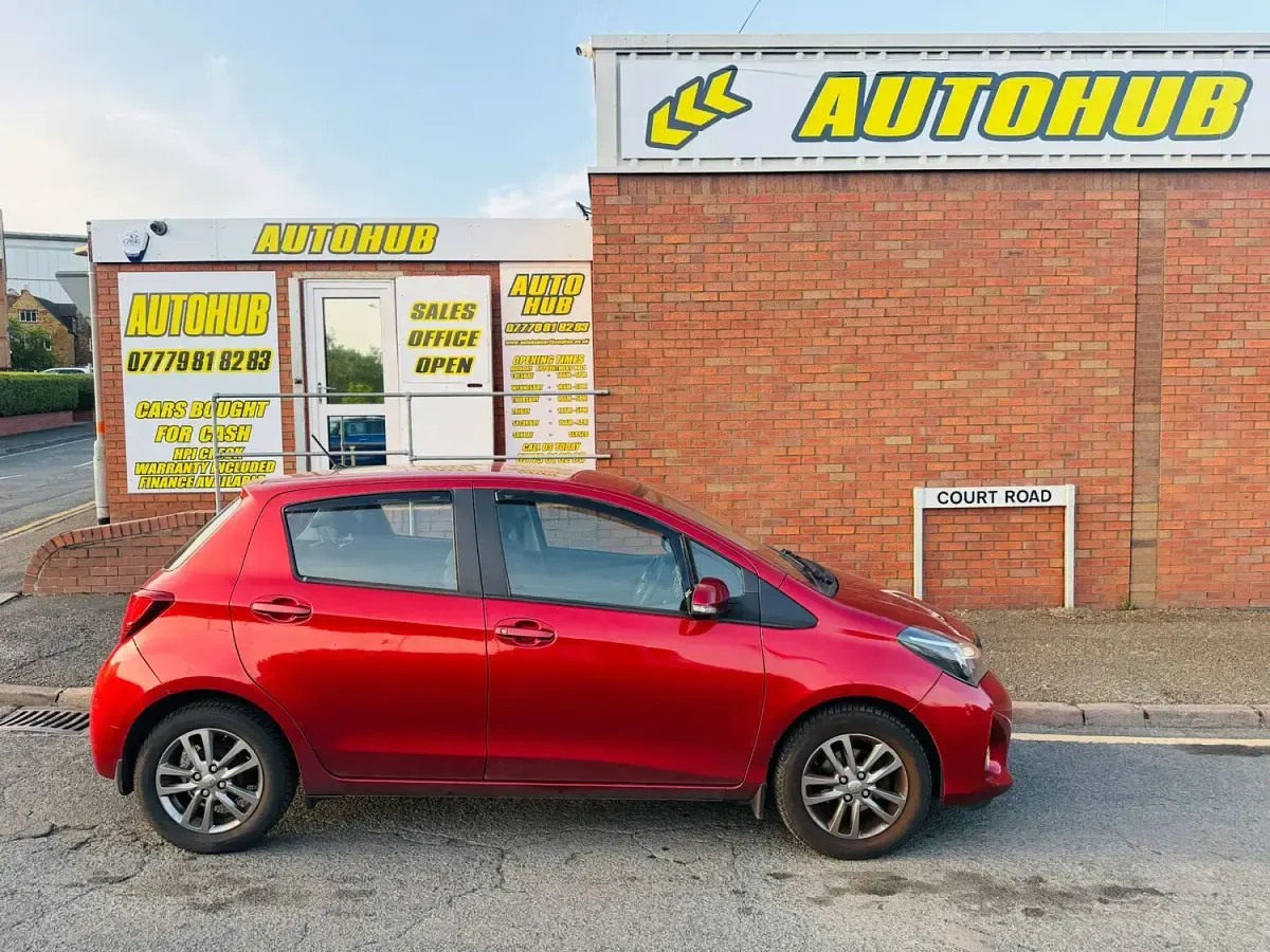 Used Toyota Yaris 99 HP (72 kW) 2015 Red Hatchback