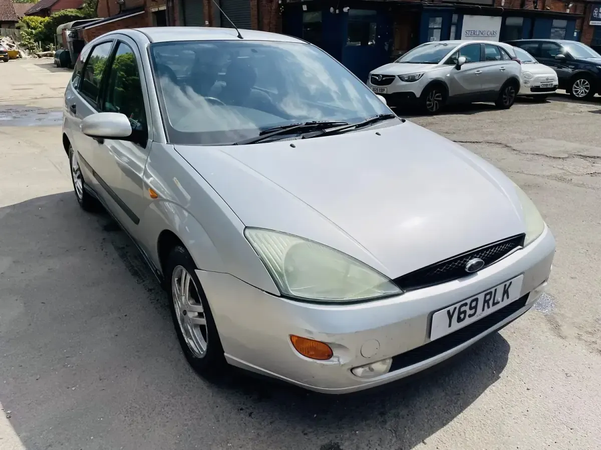Begagnad Ford Focus Zetec 100 HK (73 kW) 2001 Silver Halvkombi