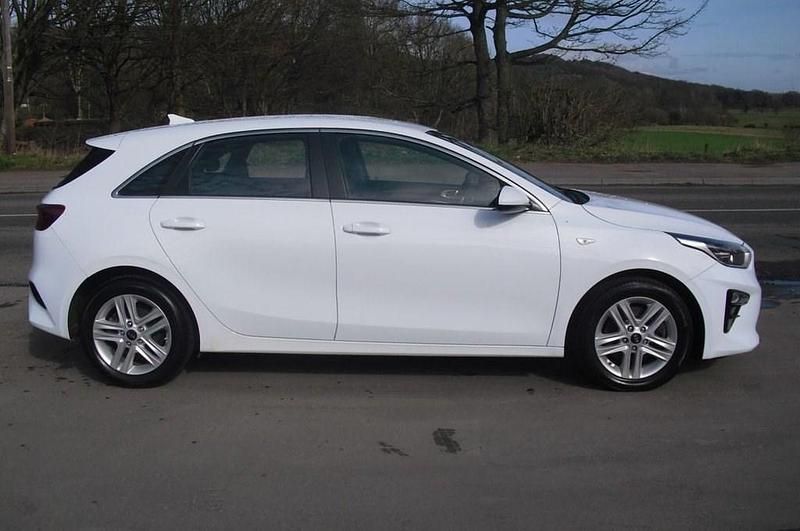 Used Kia Ceed 114 HP (83 kW) 2019 White Hatchback