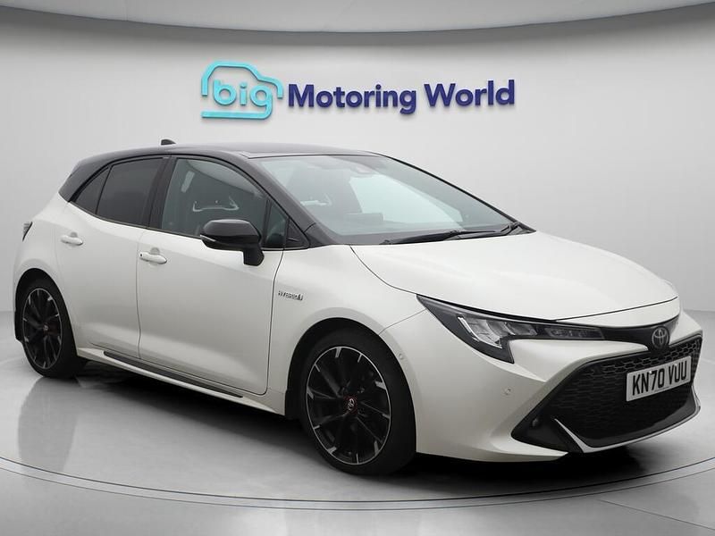 White/black Used 2020 Toyota Corolla Sport Hatchback | £14,200 (Fair price) - Image 1/4