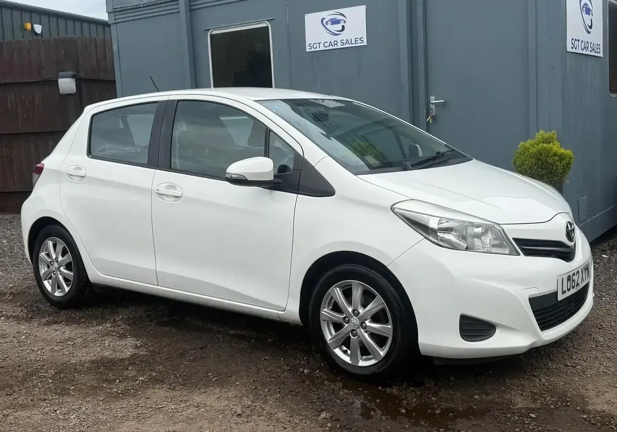 Used Toyota Yaris 99 HP (72 kW) 2013 White Hatchback
