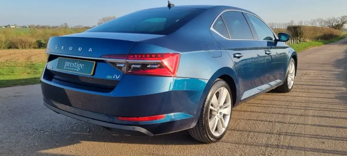 Usado Skoda Superb SE L 218 CV (160 kW) 2021 Azul Utilitario