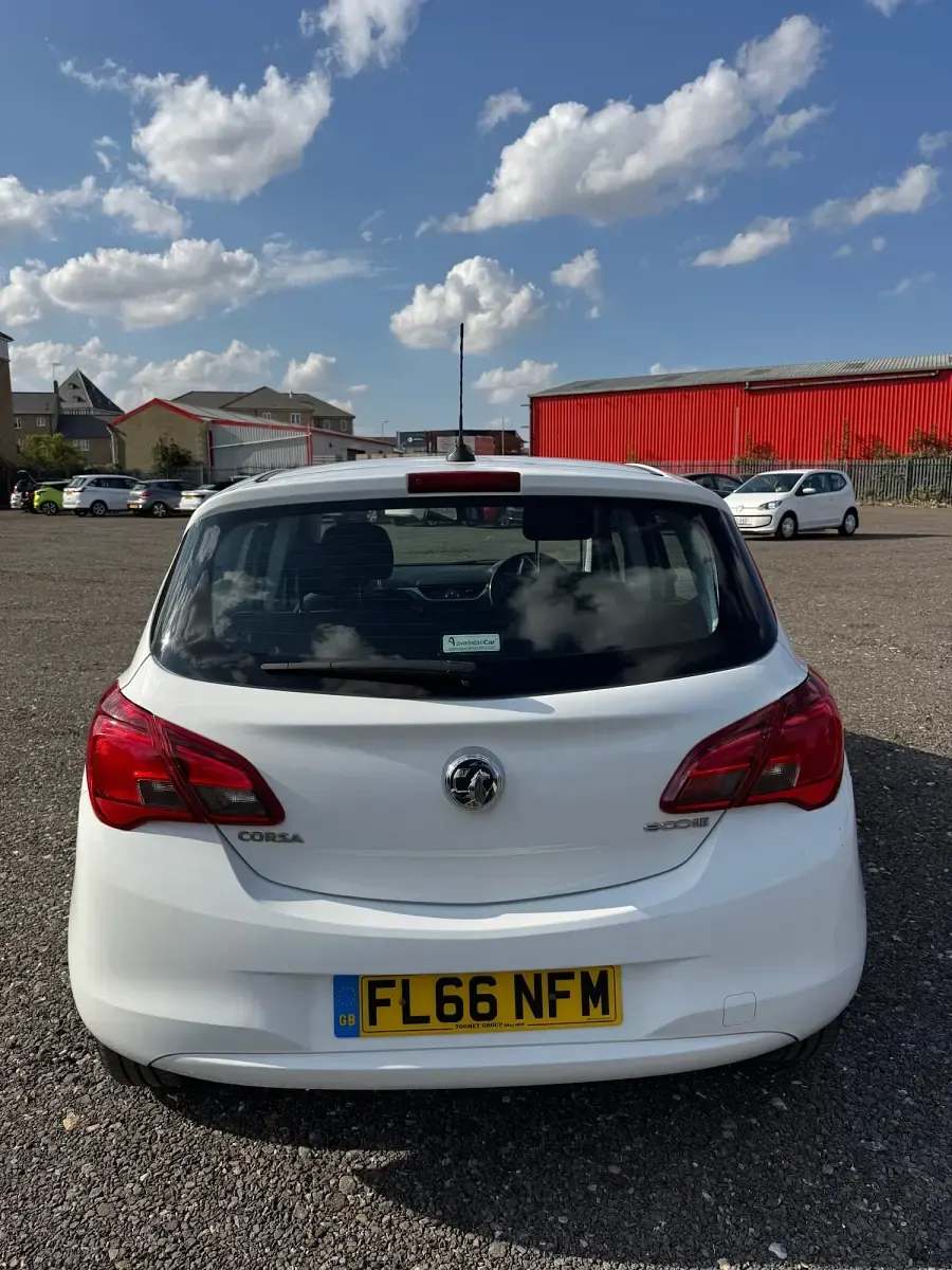 Used Vauxhall Corsa Design Edition 95 HP (69 kW) 2016 White Hatchback
