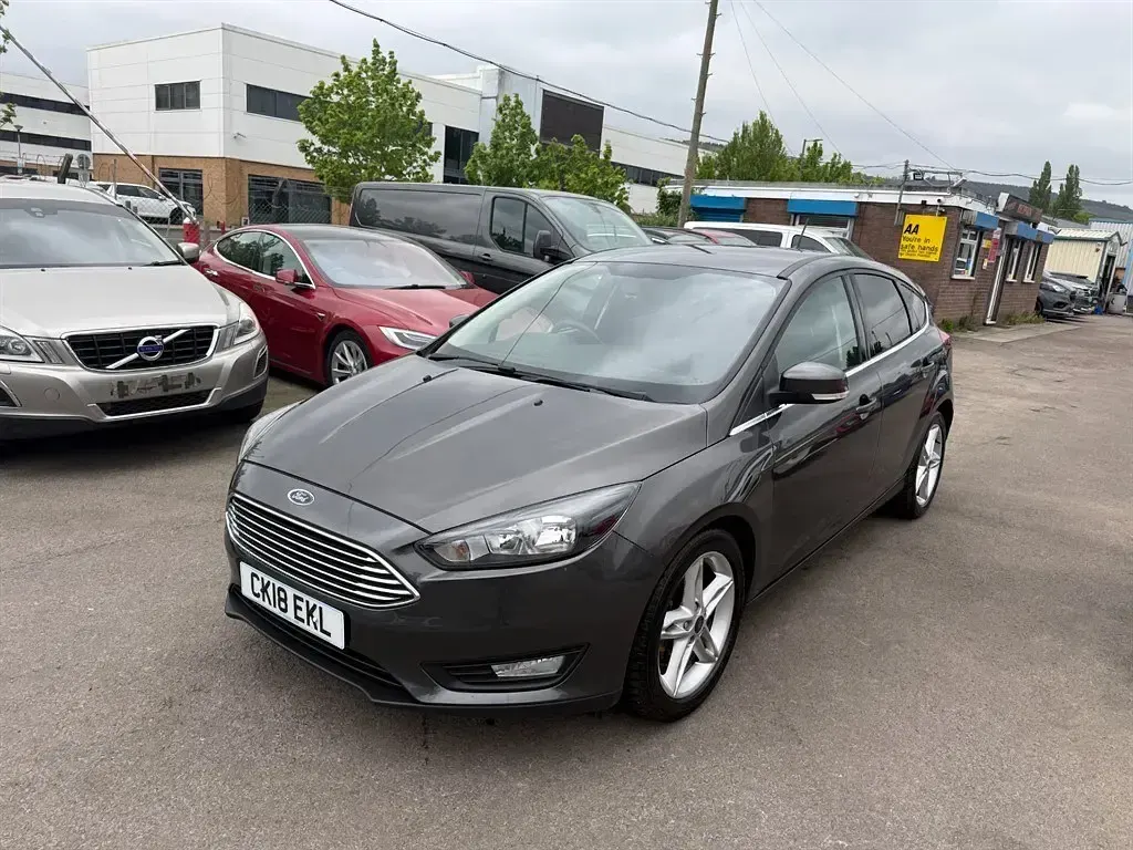 Usado Ford Focus Zetec 125 CV (91 kW) 2018 Gris Utilitario