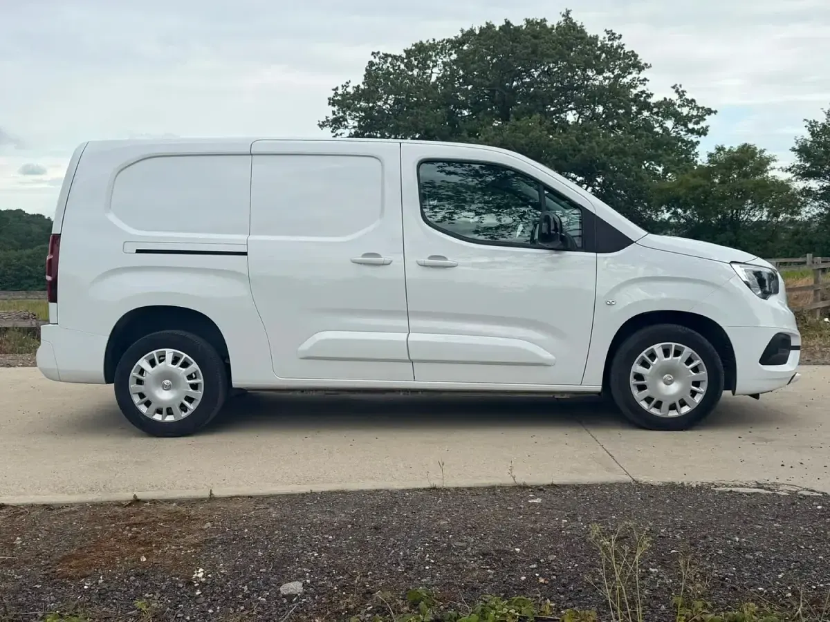 Used Vauxhall Combo S 100 HP (73 kW) 2023 White MPV