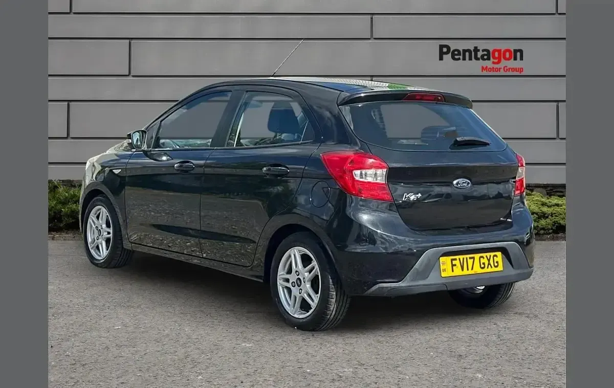 Usado Ford Ka Plus Zetec 84 CV (61 kW) 2017 Negro Utilitario