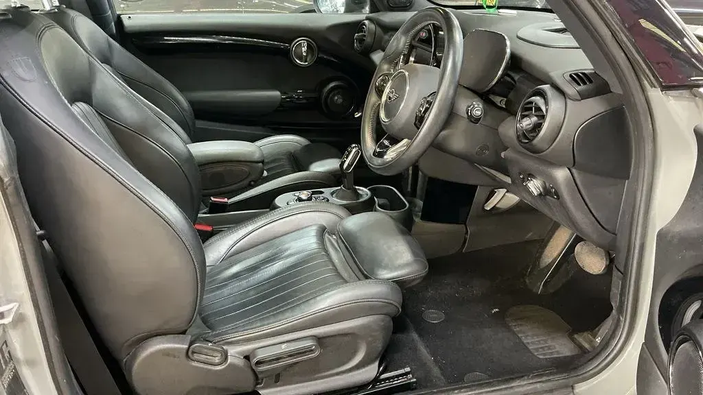 Usado Mini Cooper SE Hatch 135 kW (184 CV) 2021 Gris Utilitario