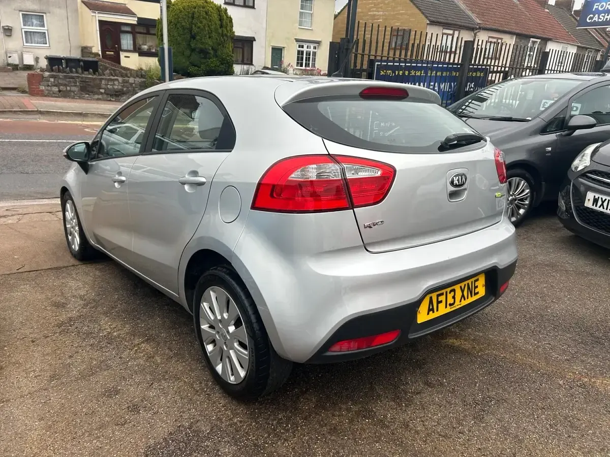 Used Kia Rio 107 HP (78 kW) 2013 Silver Hatchback