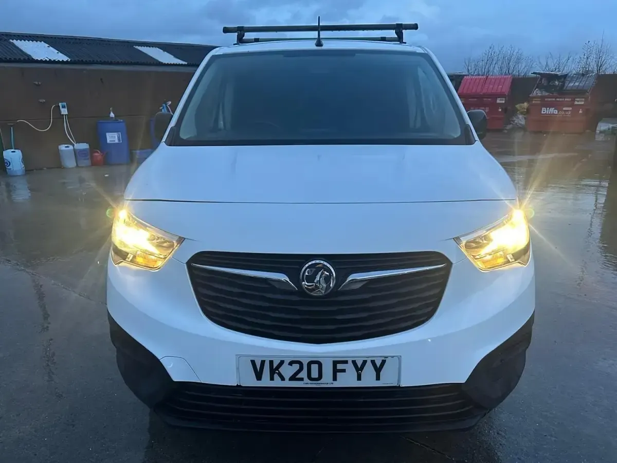 Begagnad Vauxhall Combo Edition 100 HK (73 kW) 2020 Vit Minibuss