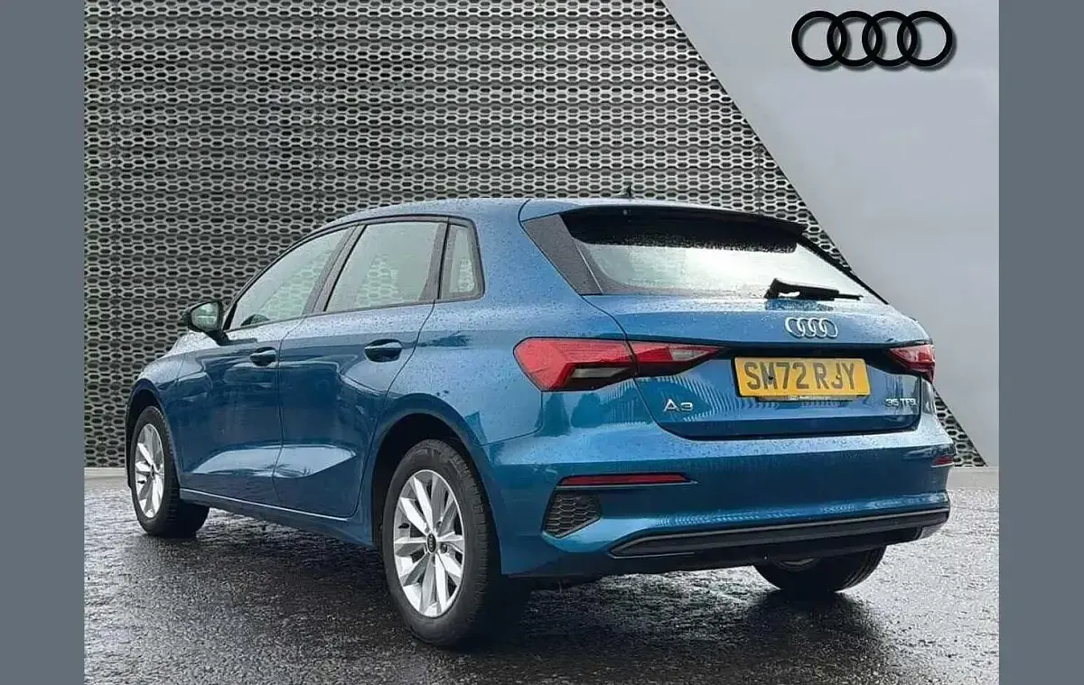 Używany Audi A3 Comfort 147 KM (108 kW) 2023 Niebieski Sedan/Limuzyna