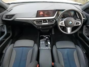 Begagnad BMW 120 M Sport 190 HK (139 kW) 2023 Vit Halvkombi