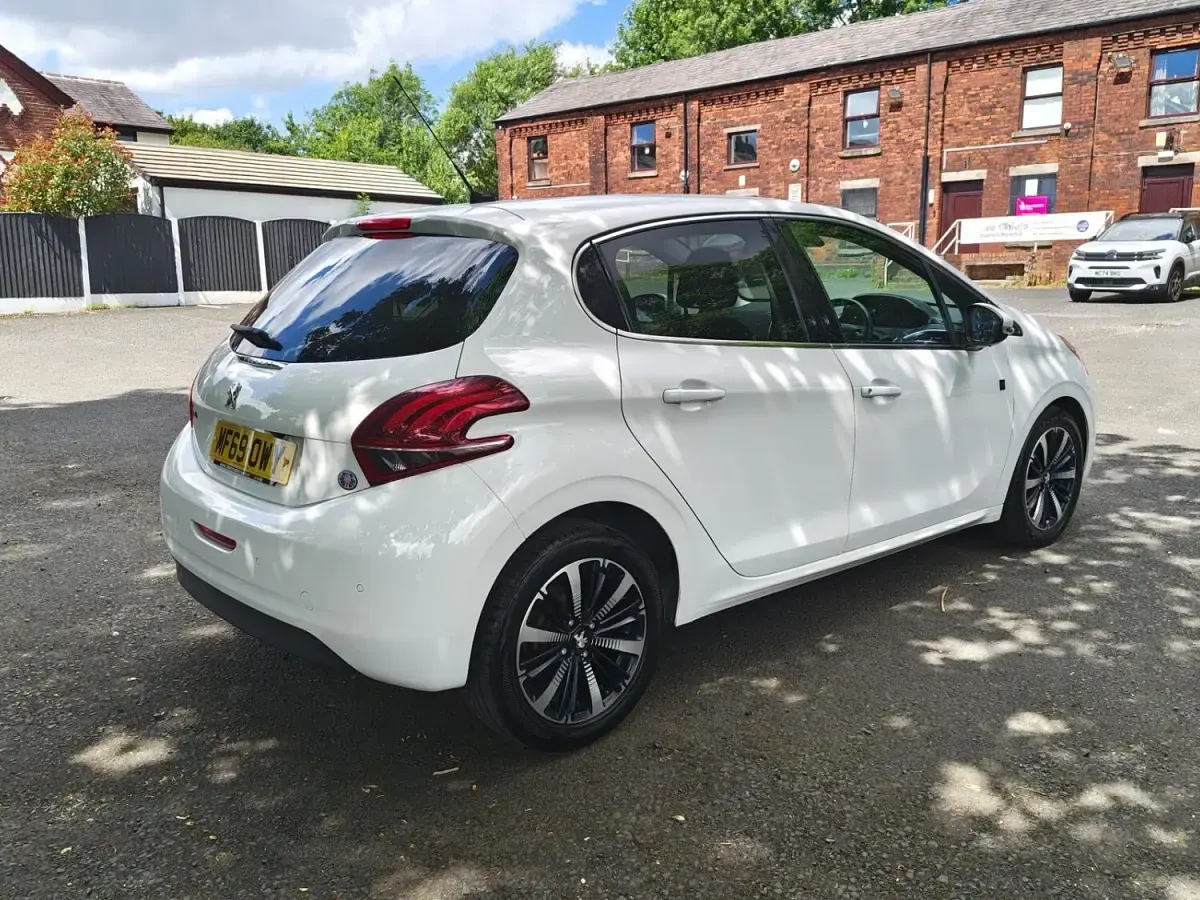 Used Peugeot 208 2019 White Hatchback