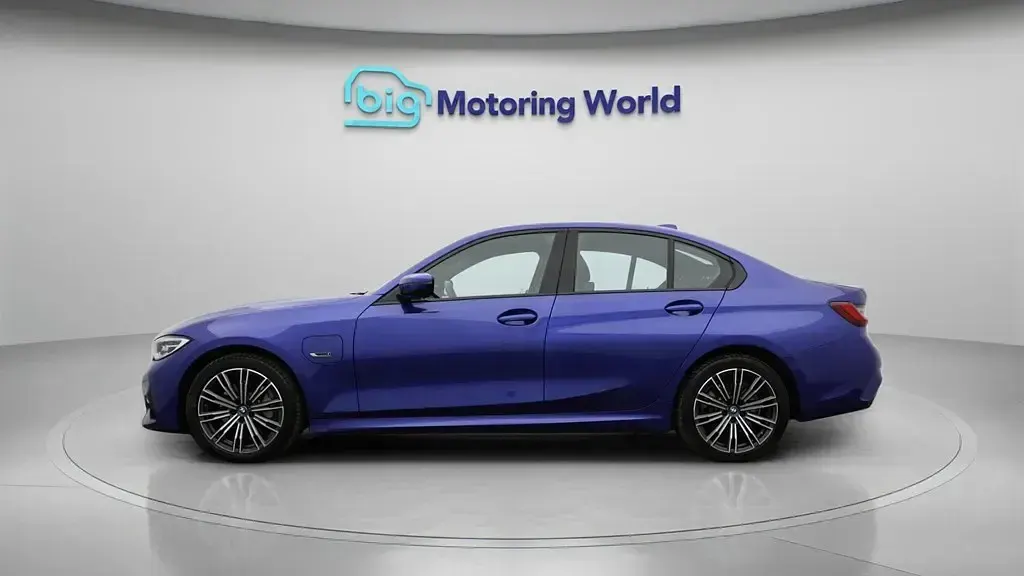 Usado BMW 330e M Sport 292 HP (214 kW) 2022 Azul Sedan