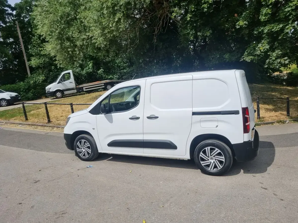 Used Vauxhall Combo Edition 100 HP (73 kW) 2019 White MPV