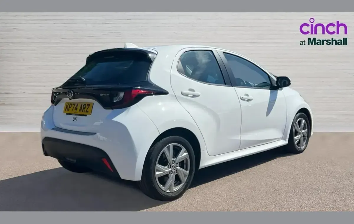Used Toyota Yaris 113 HP (83 kW) 2024 White Hatchback