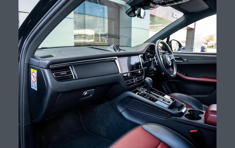 Used Porsche Macan 261 HP (191 kW) 2022 Black SUV