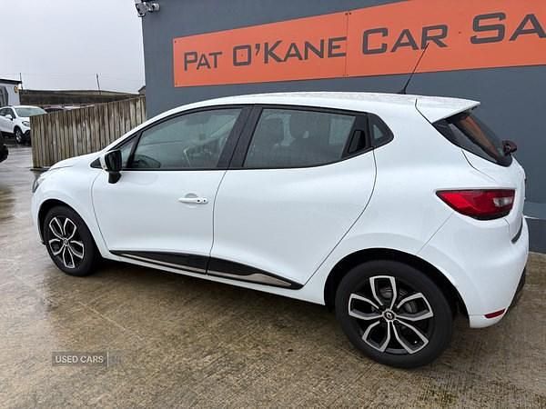 Used Renault Clio IV Play 75 HP (55 kW) 2018 White Hatchback