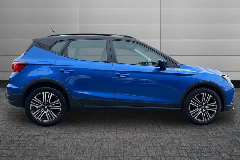 Used Seat Arona SE Technology 110 HP (80 kW) 2023 Sapphire blue with black roof SUV