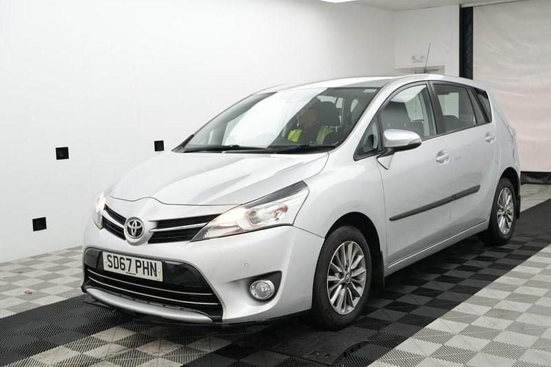 Used Toyota Verso 112 HP (82 kW) 2017 Silver MPV