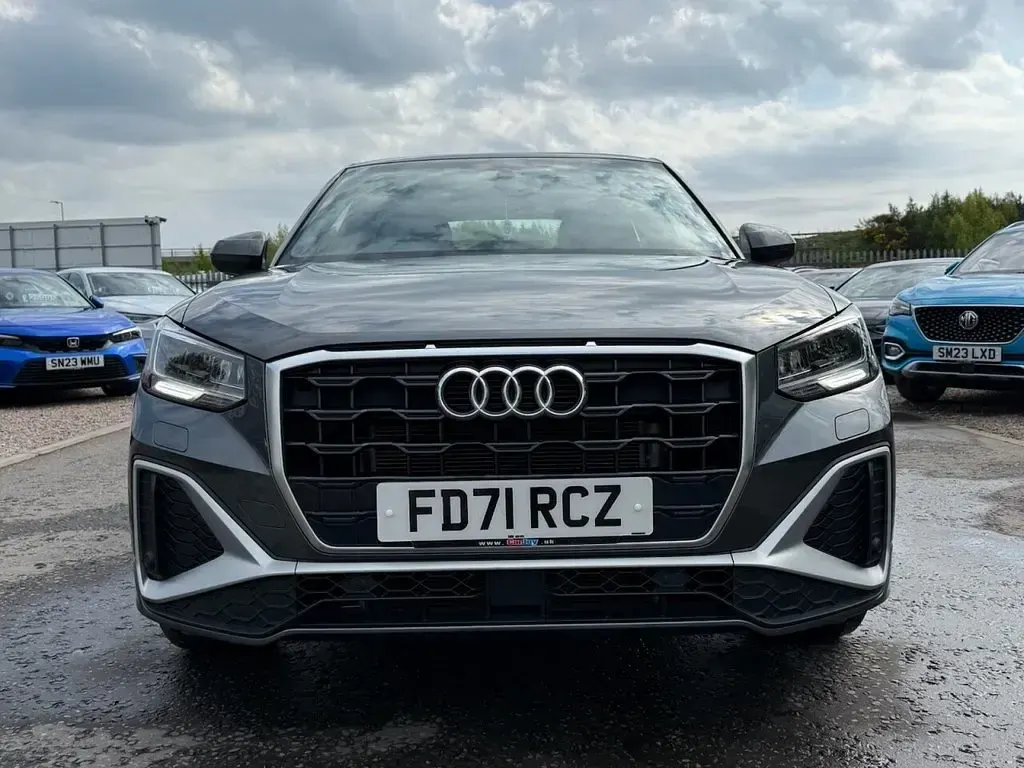 Begagnad Audi Q2 S-Line 150 HK (110 kW) 2022 Grå SUV