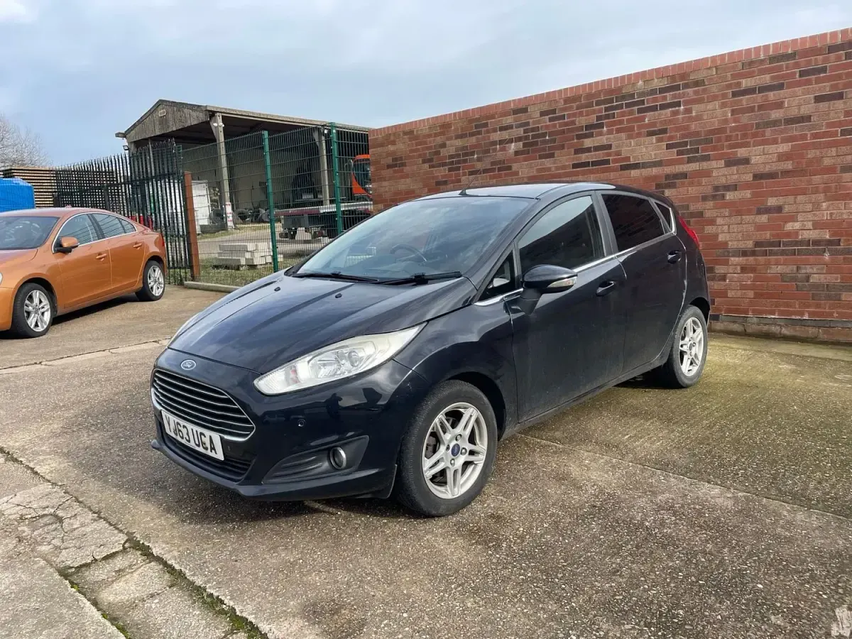 Usado Ford Fiesta Zetec 75 HP (55 kW) 2013 Preto Citadino