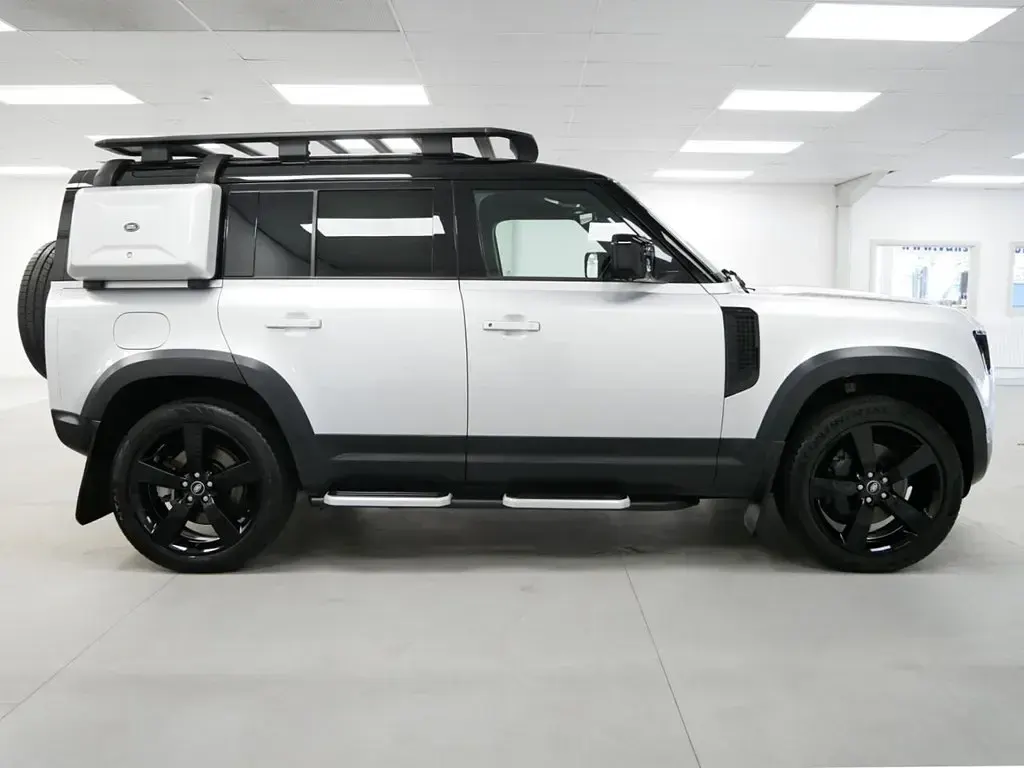 Używany Land Rover Defender SE 250 KM (183 kW) 2023 Srebrny SUV