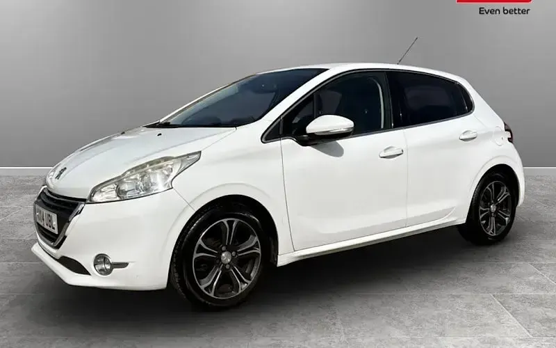 Used Peugeot 208 Allure 82 HP (60 kW) 2014 White Hatchback
