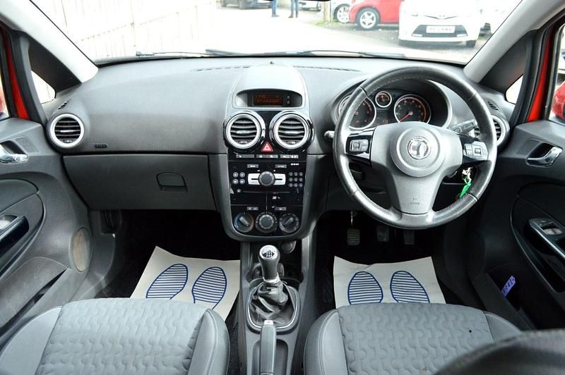 Used Vauxhall Corsa 95 HP (69 kW) 2014 Red Hatchback