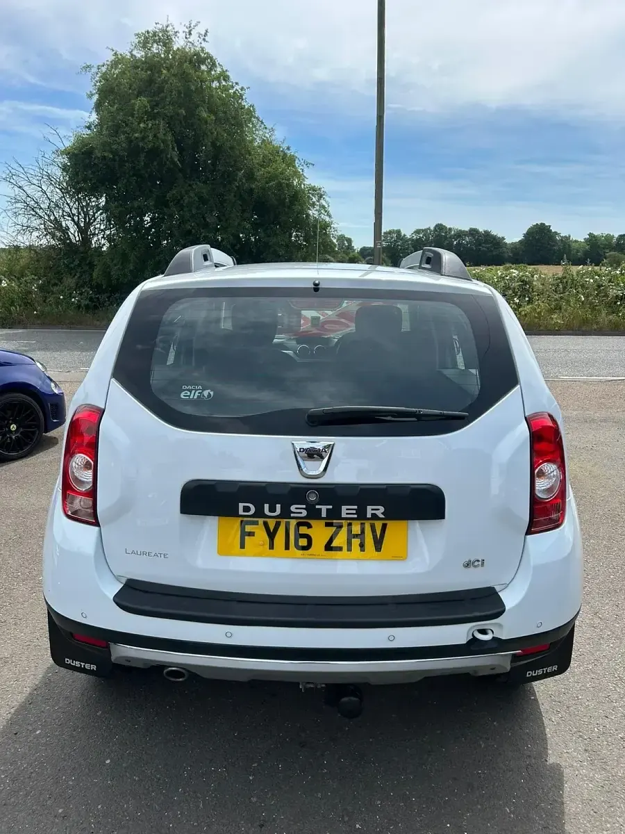 Used Dacia Duster Lauréate 110 HP (80 kW) 2016 White SUV